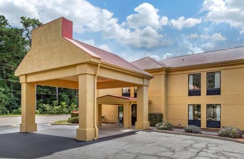 Russellville Cabin | Econo Lodge Saint Stephen
