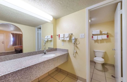 San Marcos Hotel | Econo Lodge San Marcos University Area
