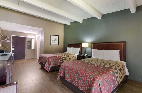 High Point Hotel | Econo Lodge