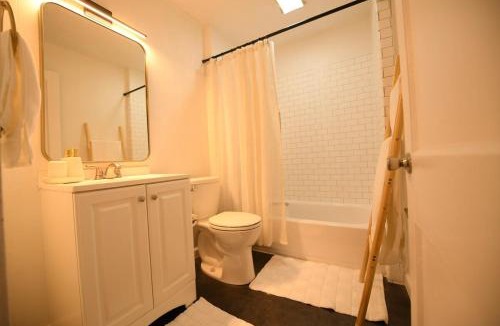 Detroit - Shoreway Apartment | Edgewater Stay on W78th