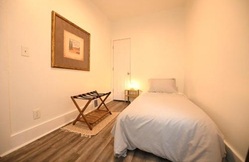 Detroit - Shoreway Apartment | Edgewater Stay on W78th