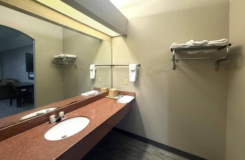 Greater Greenspoint Hotel | Efficient Stay | 3 Affordable Units | 6.8 miles to IAH Airport | Free Breakfast