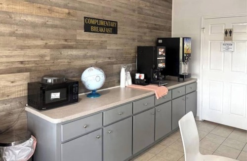 Greater Greenspoint Hotel | Efficient Stay | 3 Affordable Units | 6.8 miles to IAH Airport | Free Breakfast