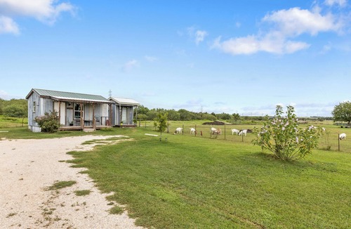 Prairie Lea Apartment | El Olivo - Goats + Fast Wi-Fi + 10 min to town