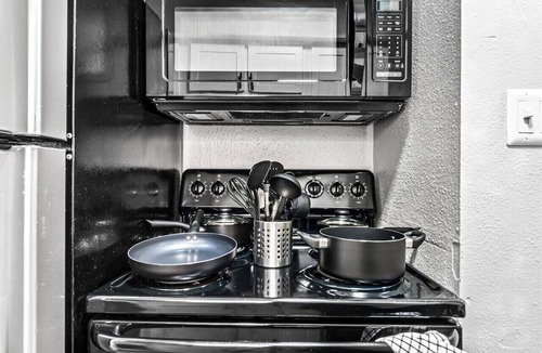 Brentwood Apartment | Elegant 1BR Haven - 10 Min to Downtown Austin