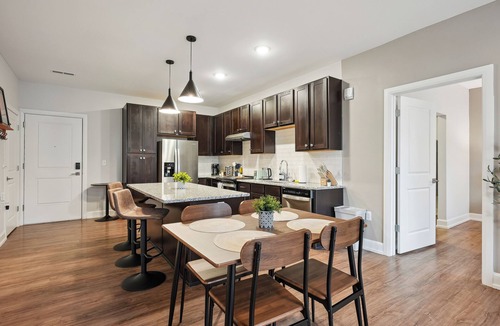 Downtown Columbus Apartment | Elegant 2BD/2BA condo w Parking/Pool/Gym