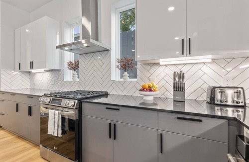 Greater East End House | Elegant 3BR Stay 2.5 Baths Soothing Hot Tub