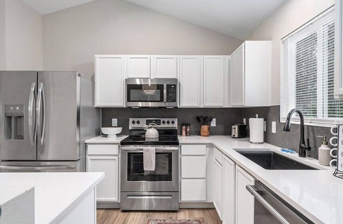 Millard House | Elegant Escape-Fenced Yard, BBQ & Cozy Fire Pit!