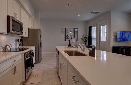 Spring Branch West House | Elegant Fall Home: Fast Wi-Fi - Memorial