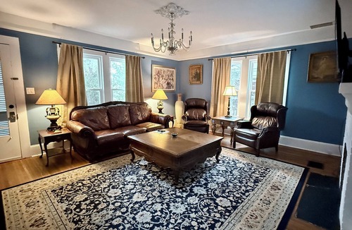 Mooresville House | Elegant Mansion on Main Street – Spacious, Stylish & Central