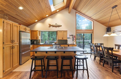 Sunriver House | Elegant & Modern, 3 Min. Walk to SHARC & Passes, Hot Tub, Fireplace, Bikes