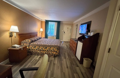 Clodine Hotel | Elegant Smoking King Bedroom in Charming Houston with AC