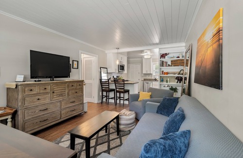 North Charleston Apartment | ELITE 2BR - ONLY 15m to Hospitals & Beaches - ONLY 10m to Airport - FREE Parking