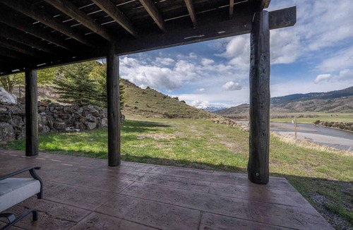 Emigrant Cabin | Elk Cabin: Epic Views of the Yellowstone River