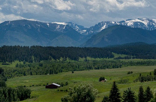 Fishtail Cabin | Elk Cabin sleeps 4, Rustic Charm with Breathtaking Views of Beartooth Mountains