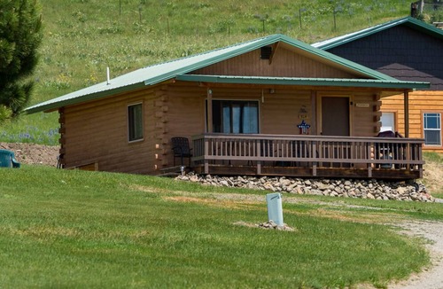 Fishtail Cabin | Elk Cabin sleeps 4, Rustic Charm with Breathtaking Views of Beartooth Mountains