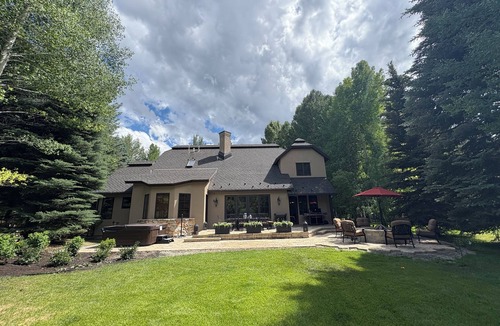 Sun Valley House | Elkhorn Entertainer! Large Luxury Home, Private Hot Tub, Billiards Room, WiFi AC
