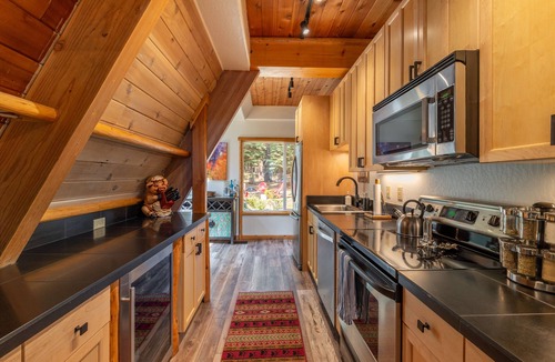 Ridgewood House | Ember Ridge - Lake View w Guest Unit, Hot Tub, Ping Pong, Dog OK