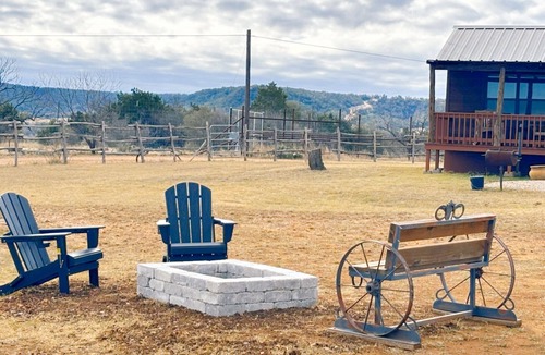 Fredericksburg Cabin | Enchanted Rockview Cabin 2 | King bed