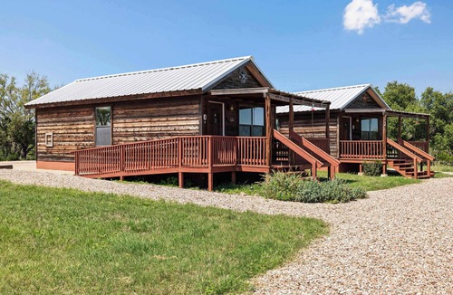 Fredericksburg Cabin | Enchanted Rockview Cabin 4 | Accessible | 2 Queens