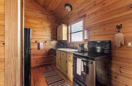 Fredericksburg Cabin | Enchanted Rockview Cabin 5 | 2 Queen beds