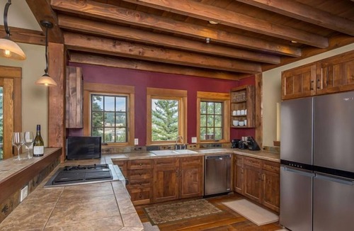Gallatin Gateway House | Enchanting Home|Hot Tub|Fireplace|12m to Resort