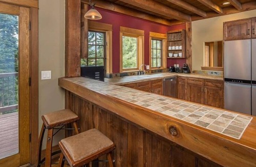 Gallatin Gateway House | Enchanting Home|Hot Tub|Fireplace|12m to Resort