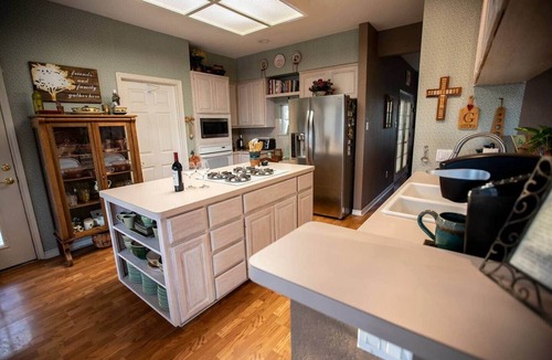 Austin House | Encino Viejo-Ranch Style Home on 5 Acres Surrounded by beautiful old oak trees