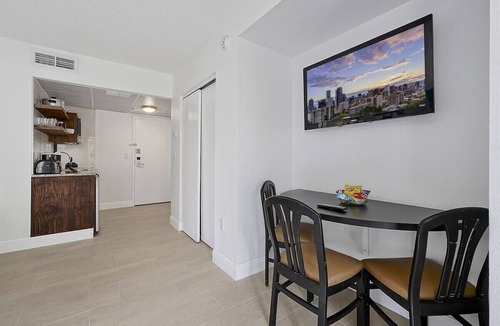 Florida Center Condo | Enclave Refurbished Condo: Just 2mi to Universal!