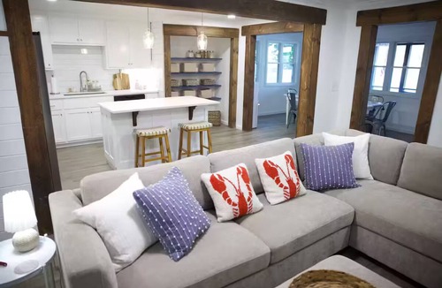 New London House | Endless Sunday l Sleeps 20 l Lakefront + Kayaks