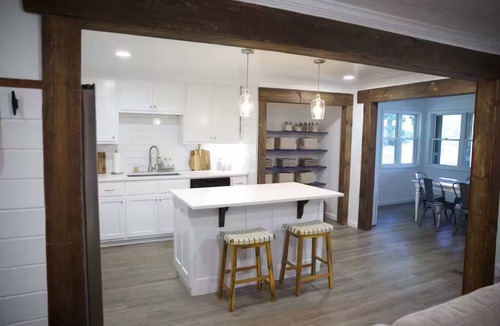 New London House | Endless Sunday l Sleeps 20 l Lakefront + Kayaks