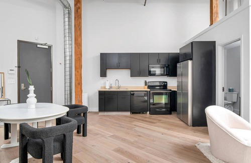 Downtown Nashville Condo | Enjoy extra savings | no rental car needed! Walk to Broadway. Center Stage Loft by Music City Loft.