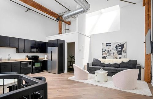 Downtown Nashville Condo | Enjoy extra savings | no rental car needed! Walk to Broadway. Center Stage Loft by Music City Loft.