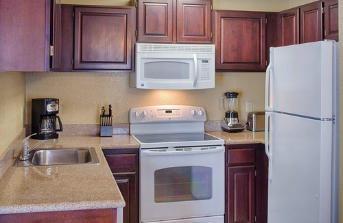 Williamsburg Resort | Enjoy our Colonial Style Resort in Williamsburg with Free parking, pool access, mini golf and tennis