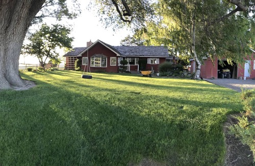 Buhl House | Enjoy peace and quiet on this family farm just minutes from Twin Falls