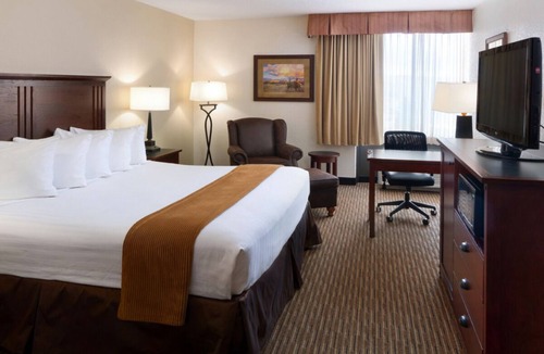 Casper House | Enjoy the Convenient Airport Shuttle, Indoor Pool, Onsite Bar & Restaurant