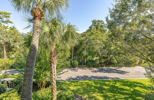 Demere Park Apartment | Enjoy this convenient located condo with pool!