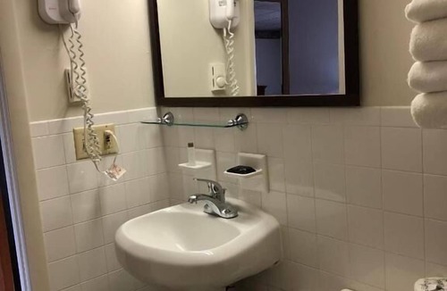 Campbelltown Hotel | Enjoyable Stay For Sure! 4 Relaxing Units w/FREE Breakfast, Swimming Pool!