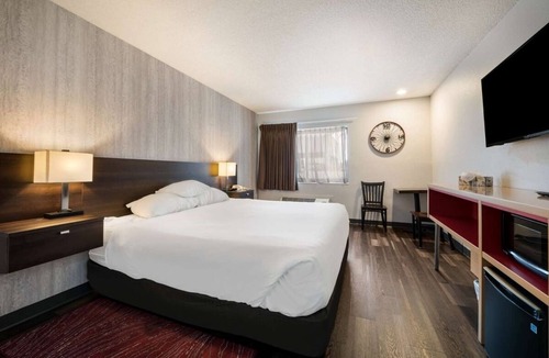 Ontario Hotel | Ensuring a Very Comfortable & Memorable Stay! Pool, Free Breakfast & Parking