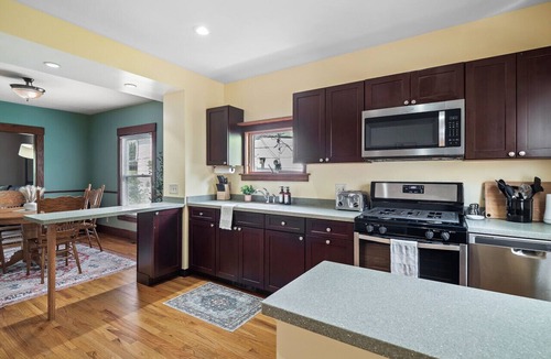 Bedford Apartment | Entire Duplex|Historic District|Sleeps 12