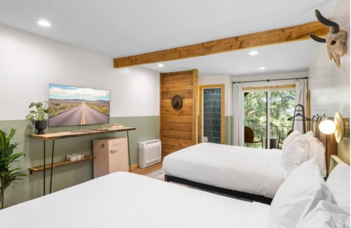 Wimberley Hotel | Epic Double Queen Room - Hilltop Boutique Hotel