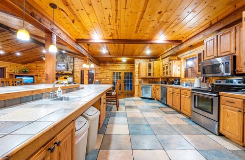 Broken Bow Cabin | Epic Mountain Retreat: Pool Table, Dining/Gathering, ADA compliant, Creek Lot
