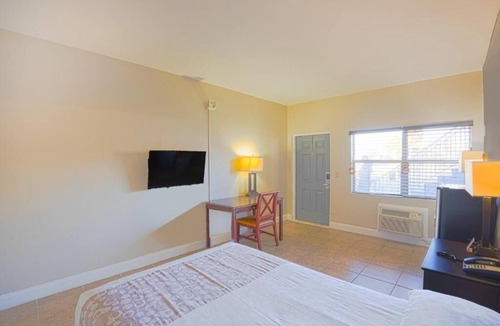 Le Barons Of Titusville Hotel | Escape To A Titusville Modern Room Near Chain Of Lakes Park