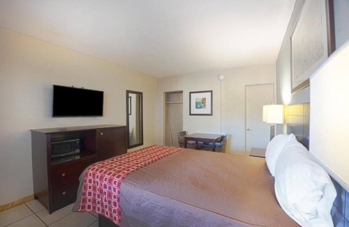 Le Barons Of Titusville Hotel | Escape To A Titusville Modern Room Near Chain Of Lakes Park