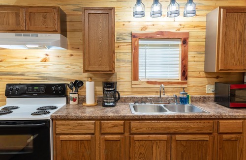 Mena Cabin | Escape to cozy 2-bedroom cabin near Ouachita Forest 4 min drive away