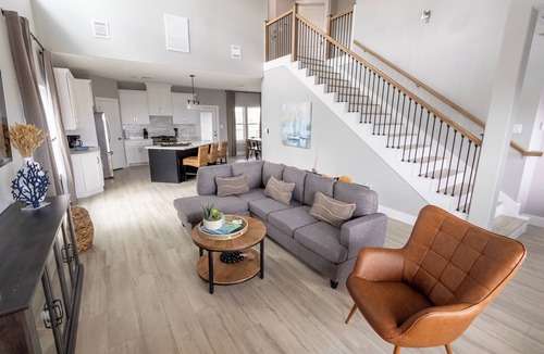 El Lago House | Escape to Seabrook Shores, a cozy 3BR/2BA bayfront retreat with stunning sunset views, a spacious deck, full kitchen, and relaxing living space. Enjoy kayaking, fishing, and nearby Kemah Boardwalk.