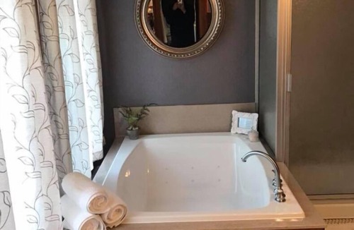 Burlington Bed & Breakfast | Evans Holly Grove Inn B&B