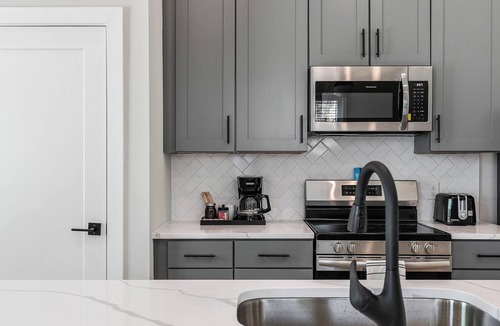 North Chesterfield Apartment | Evelyn 101 - Dramatic 16ft ceilings in this spacious 1 BR in serene Forest Hill