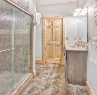 Laurelville House | Evergreen - by The Chalets