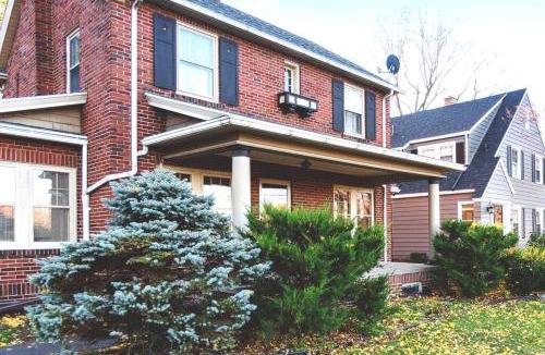 Ottawa Hills House | Exclusive Ottawa Hills Private Home, Garage, WD, Gourmet Equipped kitchen, Netflix